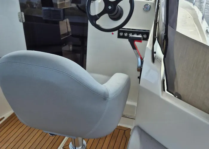 łódź Motorowa Balt 818 Tytan Lucky Star Star Hotel en barco